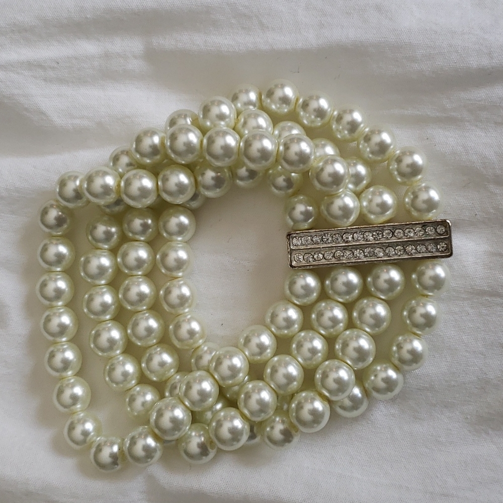 Premier Designs stretch pearl bracelet